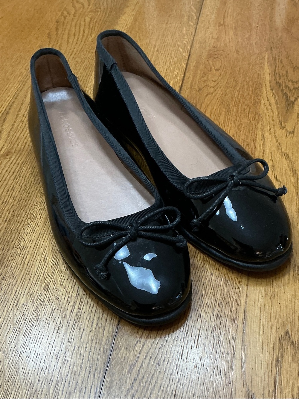 Woman’s AEROSOLES black patent leather ballet flat. Size 7. Like new! Front bow.